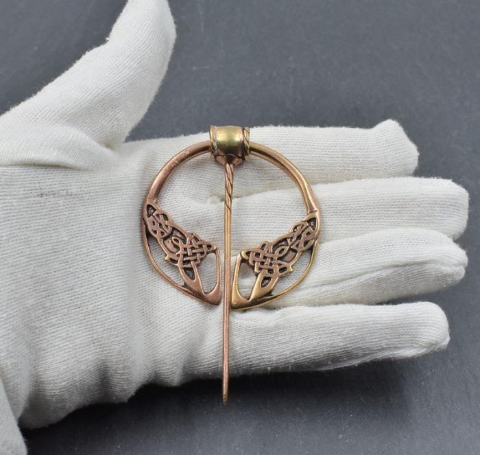Keltische Omega Fibel aus Bronze auf der Hand